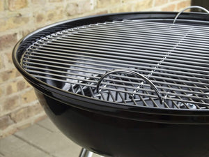 Barbecue a carbonella compatto Kettle, cottura Ø 47 cm, barbecue in porcellana smaltata con coperchio e caldaia con tre gambe e ruote, supporto di cottura cromato - Nero (1221004) - Wigtrends