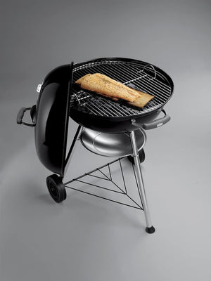 Barbecue a carbonella compatto Kettle, cottura Ø 47 cm, barbecue in porcellana smaltata con coperchio e caldaia con tre gambe e ruote, supporto di cottura cromato - Nero (1221004) - Wigtrends