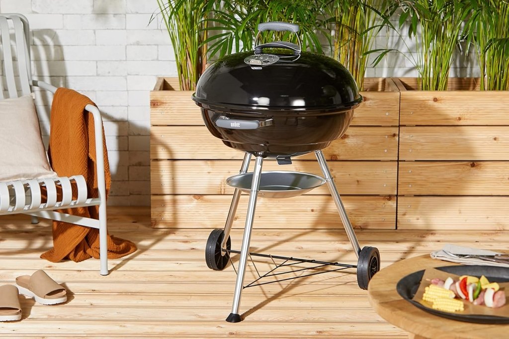 Barbecue a carbonella compatto Kettle, cottura Ø 47 cm, barbecue in porcellana smaltata con coperchio e caldaia con tre gambe e ruote, supporto di cottura cromato - Nero (1221004) - Wigtrends
