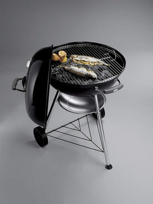 Barbecue a carbonella compatto Kettle, cottura Ø 47 cm, barbecue in porcellana smaltata con coperchio e caldaia con tre gambe e ruote, supporto di cottura cromato - Nero (1221004) - Wigtrends