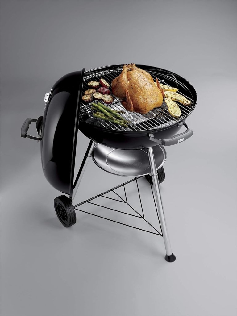 Barbecue a carbonella compatto Kettle, cottura Ø 47 cm, barbecue in porcellana smaltata con coperchio e caldaia con tre gambe e ruote, supporto di cottura cromato - Nero (1221004) - Wigtrends